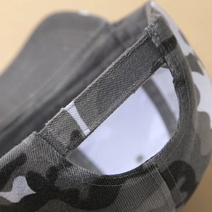 Outdoor-Camouflage-Baseballkappe mit Klettverschluss auf grauem Canvas-Stoff-Material
