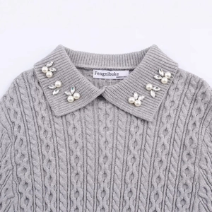 Jersey gris de punto trenzado con cuello polo y adornos florales de perlas y pedrería