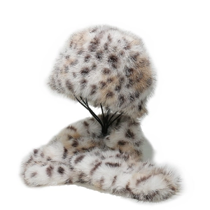 Winter-Set aus Kunstpelz mit Leopardenmuster, Fischerhut mit Bärenohren und Plüschschal