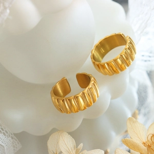 Elegant 18K gold plated textured ring set with vintage French style rippled metal details