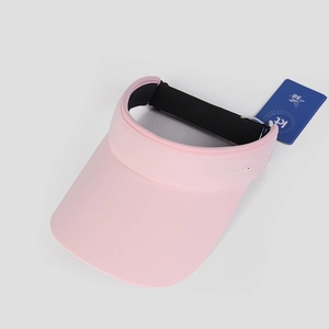 Dettaglio della visiera parasole rosa UV con etichetta UPF 50+ e cinturino regolabile