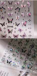 Vue macro des autocollants ongles papillon laser M-439 avec effets holographiques violets