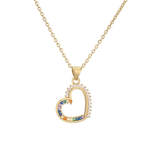 Collier à pendentif cœur évidé doré avec zircons colorés sur une fine chaîne dorée