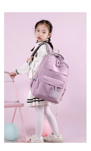 Dettaglio dello zaino scolastico lavanda con patch a coniglio e striscia riflettente