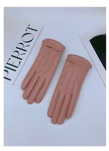 Dettaglio guanti in pelle PU rosa con cinturini decorativi sui polsi e cuciture