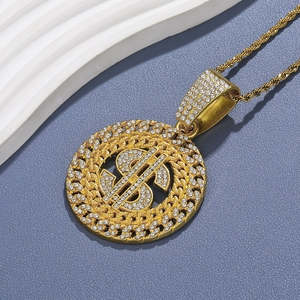 Vue détaillée du pendentif signe dollar doré avec strass sur une chaîne torsadée élégante