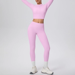 Détail d'un ensemble de yoga rose à taille haute avec manches à passe-pouce et veste courte