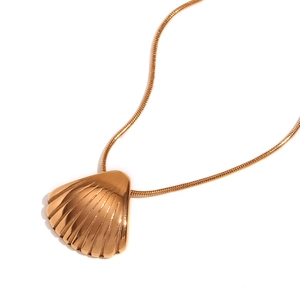 Collana in acciaio inossidabile placcato oro 18K con ciondolo a conchiglia su catena piatta