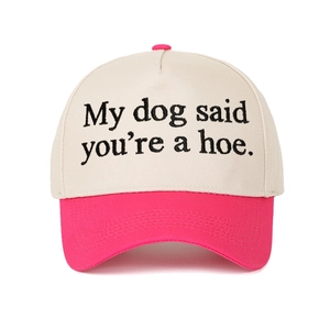 Détail de la broderie 'My dog said you're a hoe' sur casquette baseball rose et beige