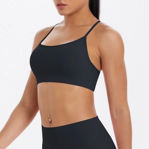 Détail des bretelles croisées sur brassière de sport noire avec legging de fitness taille haute