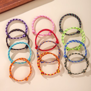 Sélection de dix bracelets en tissu tissés à la main réglables aux motifs colorés