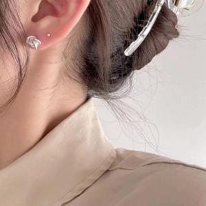 Orecchini a perno a nodo in argento sterling 925 indossati da una modella in vista laterale