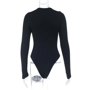 Dettaglio di body nero a maniche lunghe con texture in maglia a coste su un manichino