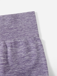 Détail du pantalon de yoga violet chiné à taille haute avec texture en maille côtelée