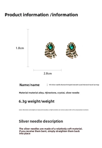 Vue détaillée de boucles d'oreilles vintage en cristal émeraude avec aiguilles en argent 925