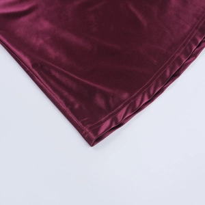 Vue détaillée de la couture et du satin lisse sur l'ourlet de la robe de soirée bordeaux
