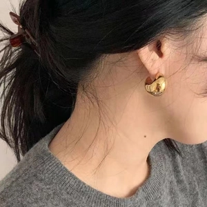 Elegant chunky 18K gold-plated crescent hoop earrings made of durable titanium steel