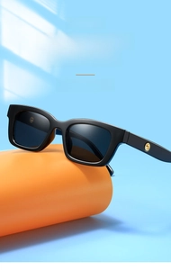 Nahaufnahme der Vintage-Kinder-Sonnenbrille in Schwarz mit goldenem Detail am Bügel