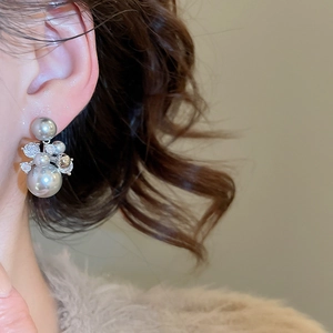 Détail de boucles d'oreilles élégantes en grappe de perles dorées 14 carats