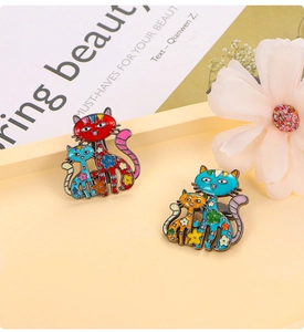 Détails de broches chat en émail mignonnes avec des motifs floraux éclatants