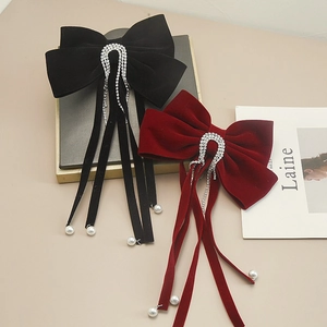 Elegante fermaglio in velluto con nappine di strass e perle in rosso e nero