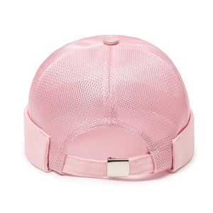 Bonnet docker en mesh rose avec texture respirante et boucle métallique réglable