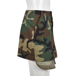 Detail eines Camouflage-Minirocks mit Ripstop-Textur und asymmetrischem Saumdesign