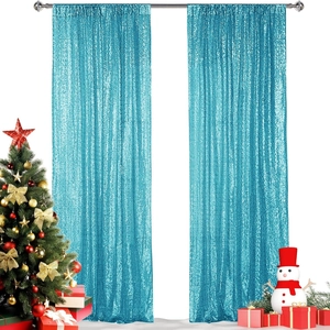 Blauer Paillettenvorhang für Weihnachten mit Festtagsdeko und Schneemann präsentiert