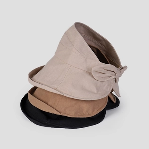 Detailansicht von Leinen-Sonnenhüten in Beige, Braun und Schwarz mit Schleifendetails