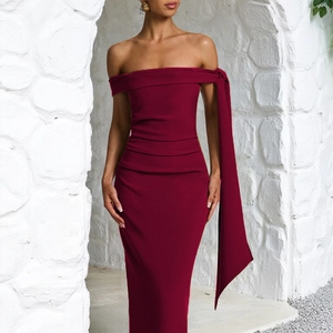 Élégante robe longue moulante rouge foncé à épaules dénudées avec volants et un ruban