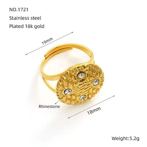 Détail d'une bague en acier inoxydable plaqué or 18k avec strass et spécifications
