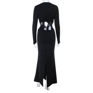 Vista de la espalda de un vestido de manga larga con cortes en cintura y abertura inferior