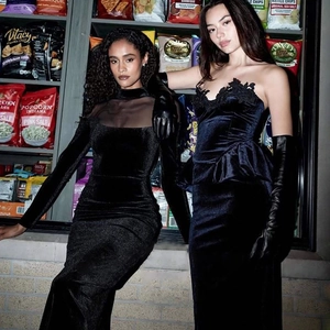Détail d'une robe en velours noir avec épissure en résille et dentelle transparente