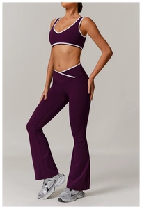 Détail du soutien-gorge de sport et pantalon de yoga violets avec liseré blanc contrasté