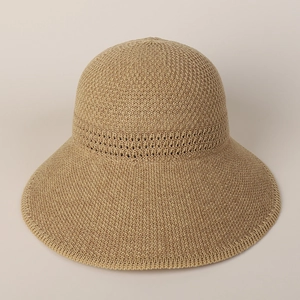Dettaglio ravvicinato del cappello da sole in maglia con trama traforata traspirante