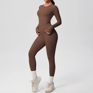 Dettaglio del set da yoga marrone cioccolato con polsini con foro per il pollice e leggings