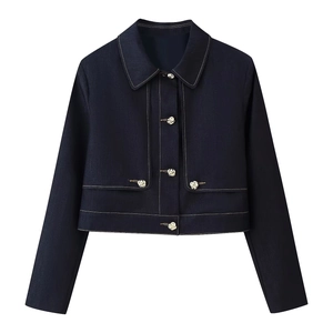 Veste courte bleu marine avec surpiqûres contrastées et boutons rose dorés sur fond blanc
