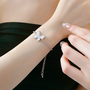 Vue détaillée du bracelet papillon argenté avec zircons et fermoir à perle réglable