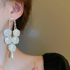 Elegant floral tassel earrings with silver needle, sparkling diamonds and pearl drops