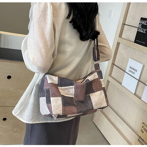 Détail du sac à bandoulière en denim vintage avec motif patchwork marron et beige