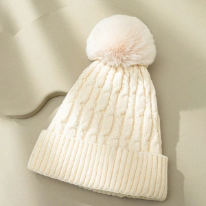 Winterliche Zopfstrickmütze in Cremeweiß mit flauschigem Kunstfell Bommel für warme Outdoormode