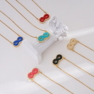 Collier infini plaqué or 18K avec pierres de zircon colorées sur présentoir blanc