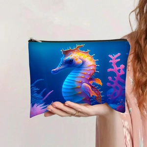 Détail d'une trousse à maquillage en toile imprimée hippocampe avec fermeture éclair