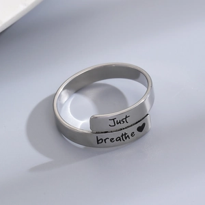 Anello regolabile in acciaio inossidabile con incisione Just Breathe e cuore
