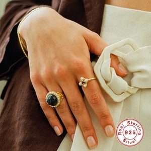 Vintage 925 sterling silver cocktail ring set with emerald gemstone and pearl details