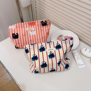 Détail de la trousse cosmétique en toile à rayures roses avec motif chat et fermeture