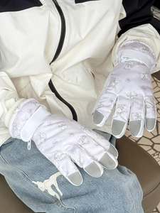 Detailansicht von Winter-Skihandschuhen mit Touchscreen-Fingern und Hasenmuster