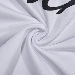 Vista macro dettagliata del tessuto a maglia bianca traspirante con trama ed elasticità