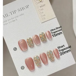 Faux ongles œil de chat pailletés jasmin avec gemmes et forme de cercueil courte