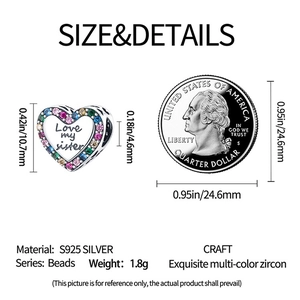 Dettaglio del charm a cuore in argento con zirconi colorati e incisione Love my sister